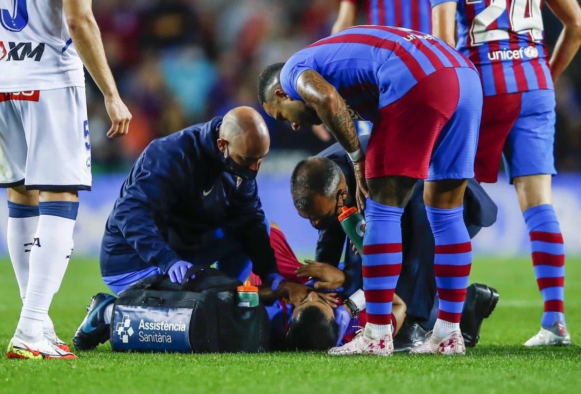 Sergio Aguero khó thở nằm sân gây lo lắng cho CLB Barcelona. Ảnh AFP