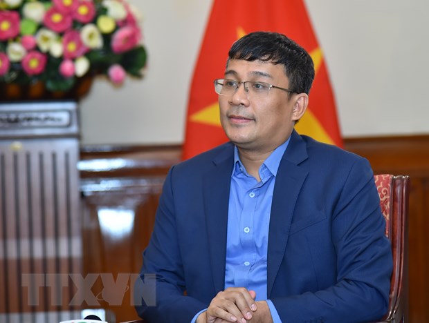 Thứ trưởng Bộ Ngoại giao Nguyễn Minh Vũ trả lời phỏng vấn của các cơ quan thông tấn, báo chí về Đối thoại chiến lược quốc gia giữa Việt Nam và WEF. (Ảnh: TTXVN)