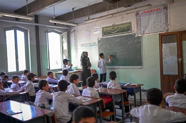 Một lớp học dành cho các nam sinh tại trường Istiklal ở Kabul, Afghanistan ngày 18/9/2021. (Ảnh: AFP/TTXVN)