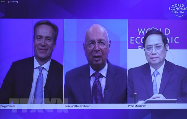 Chủ tịch WEF Borge Brende (trái) và Chủ tịch điều hành và Nhà sáng lập WEF Giáo sư Klaus Schwab (giữa) cùng Thủ tướng Chính phủ Phạm Minh Chính đồng chủ trì Đối thoại chiến lược quốc gia giữa Việt Nam và WEF. (Ảnh: Dương Giang/TTXVN)