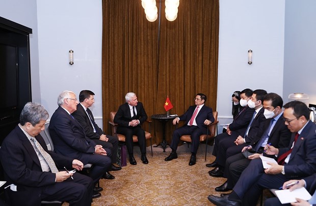 PM Pham Minh Chinh hosts business, university leaders in UK Prime Minister Pham Minh Chinh (right) hosts President of Pacific Land Group Patrick McKillen. (Photo: VNA)