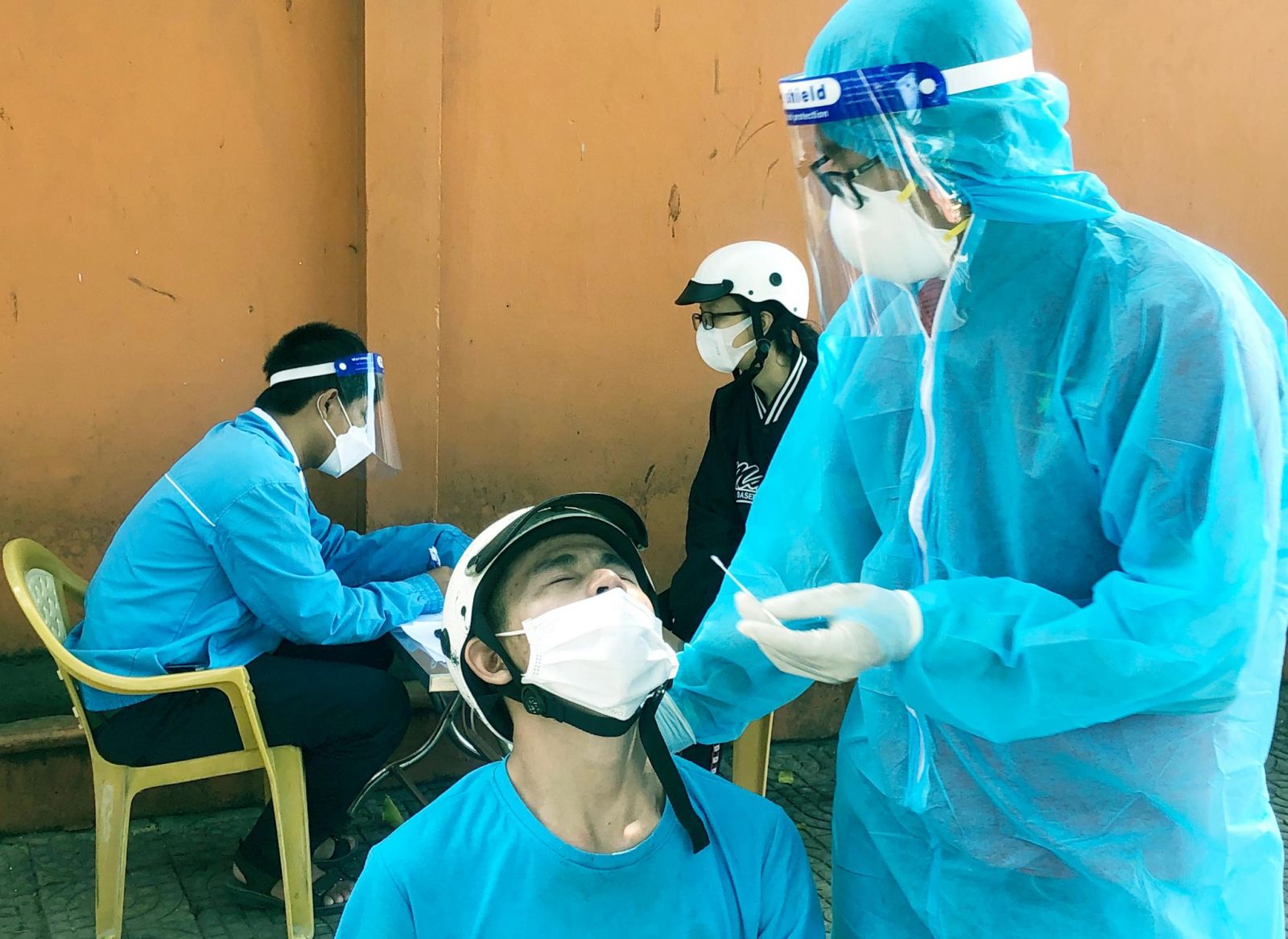 Miền Tây lan rộng F0 cộng đồng Cán bộ y tế TP.Bạc Liêu lấy mẫu xét nghiệm sàng lọc trong cộng đồng. Ảnh TRẦN THANH PHONG