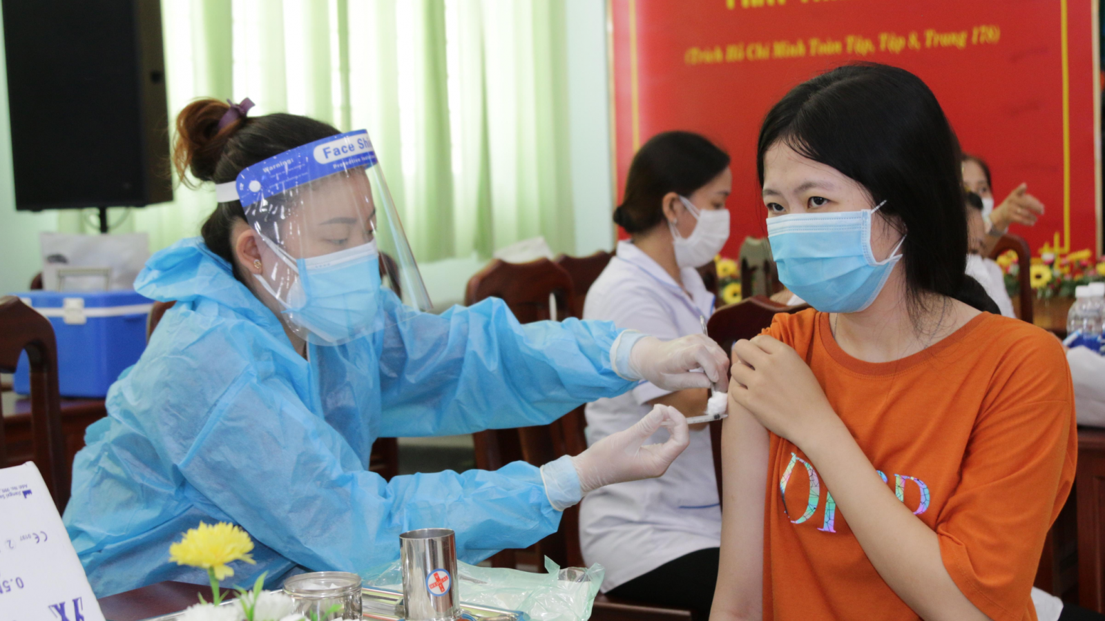 Kiên Giang đẩy nhanh tiến độ tiêm vắc xin cho người dân. XUÂN LAM