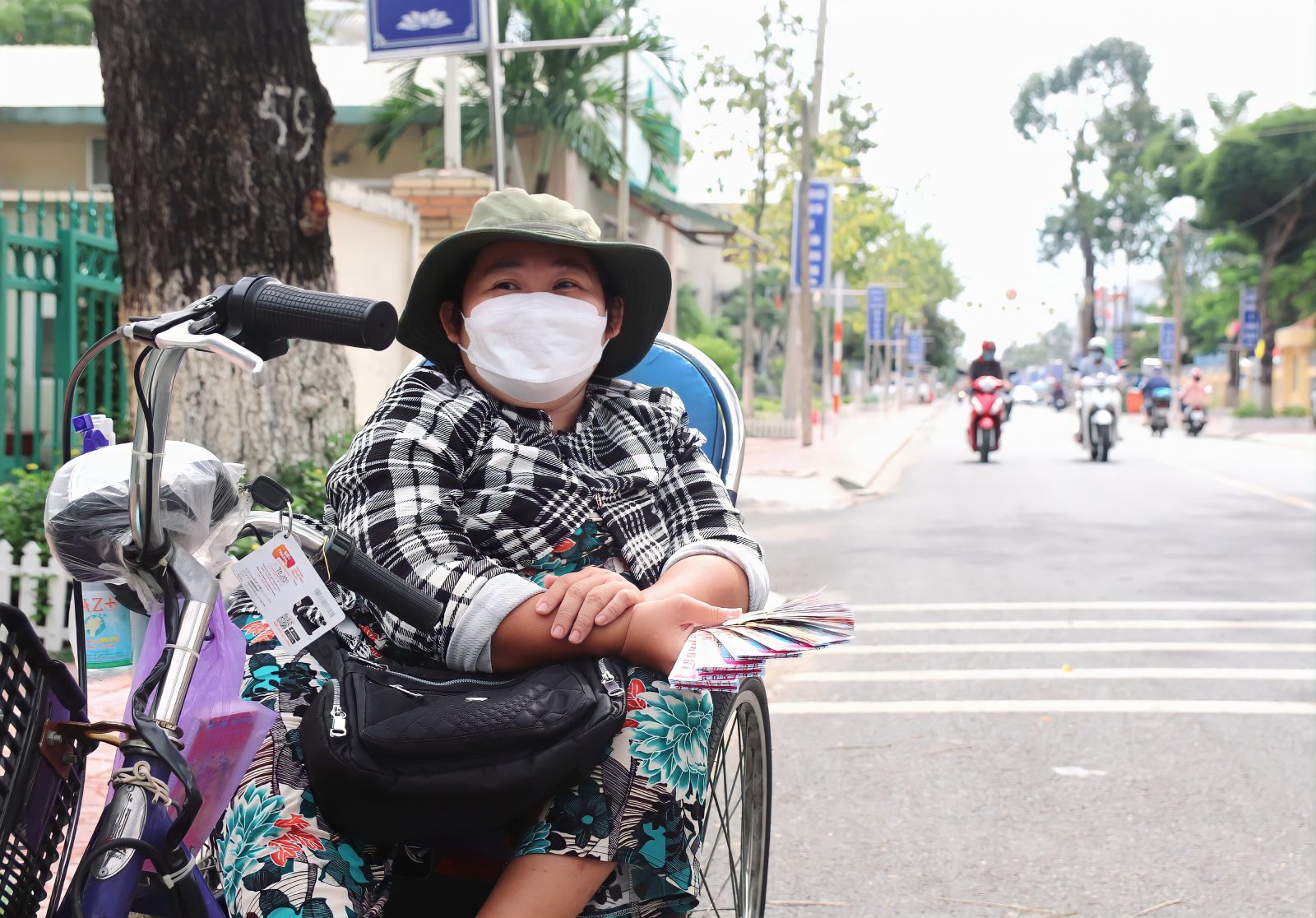 Mỗi ngày, chị Dương Thanh Trúc lấy 200 vé, cách đây vài ngày, chị phải trả lại đại lý hơn 90 vé vì bán ế