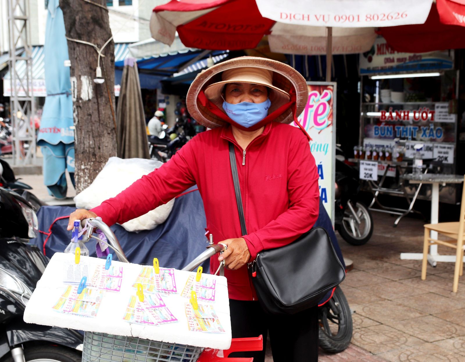 Ở tuổi 67, bà Đào Thị Lan bán vé số dạo để kiếm thêm tiền trang trải cuộc sống