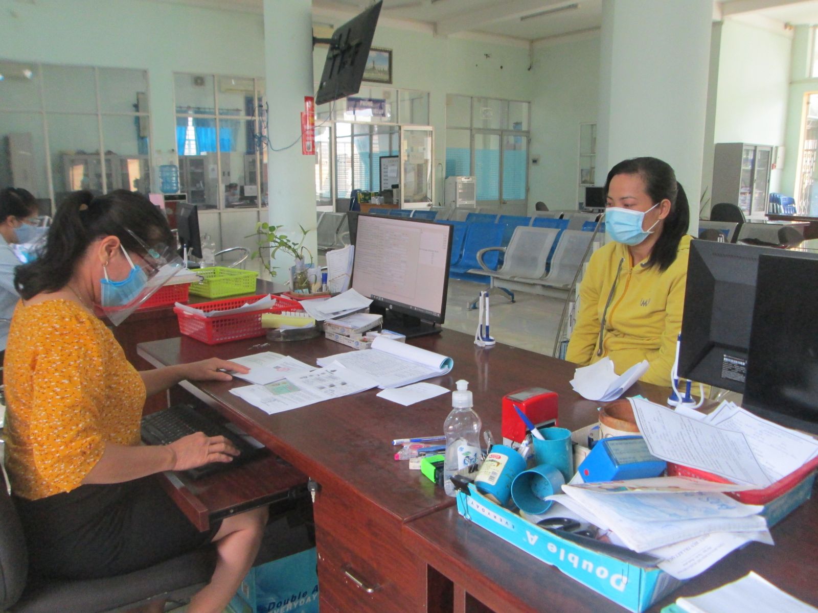 Người lao động đến làm hồ sơ hưởng bảo hiểm thất nghiệp tại Trung tâm Dịch vụ việc làm Long An