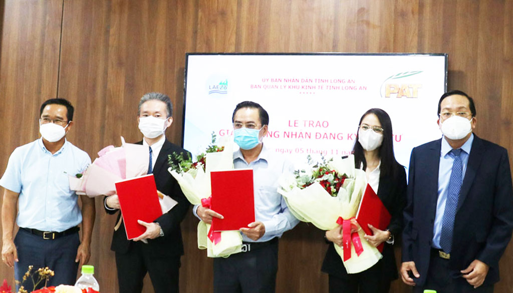 Long An: Investment certificates awarded to 3 enterprises Secretary of the Provincial Party Committee - Nguyen Van Duoc (L), Vice Chairman of the Provincial People's Committee - Nguyen Minh Lam award investment certificates to enterprises