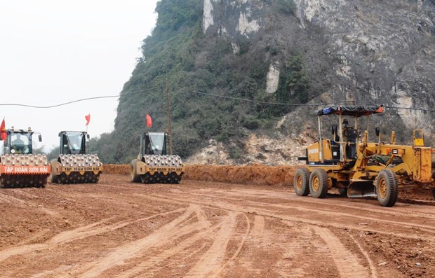 Public investment capital disbursement reaches 55.8 percent in 10 months Construction on a section of north-south expressway (Photo: VNA)