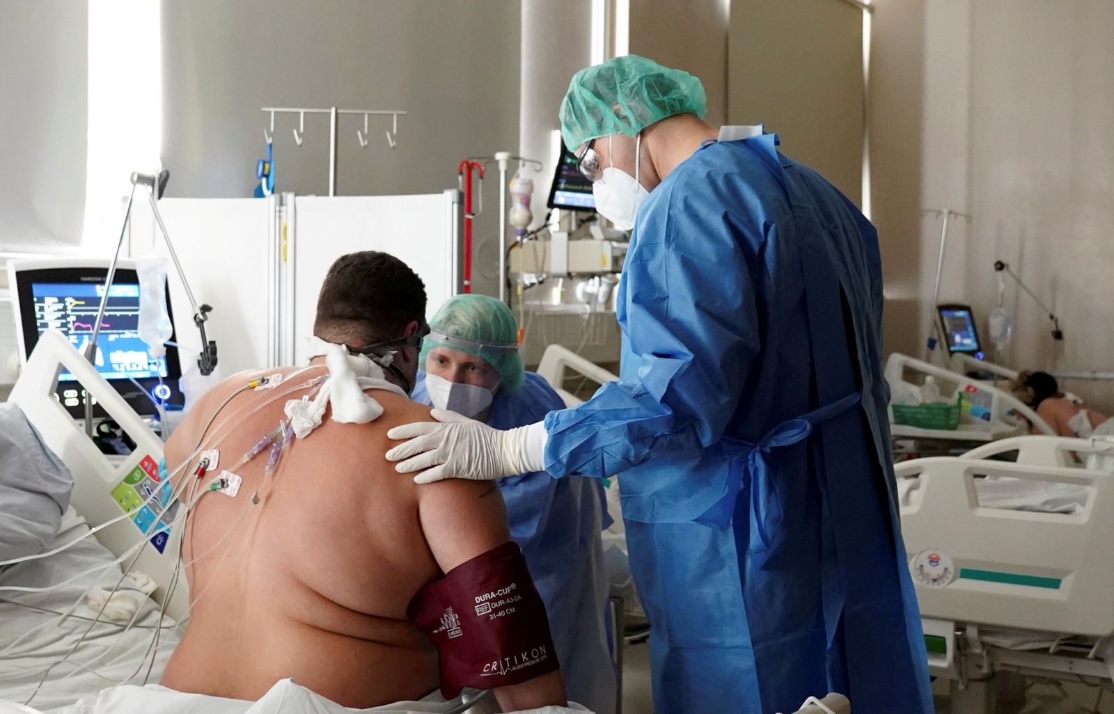 Bệnh nhân Covid-19 tại một bệnh viện ở Riga, Latvia vào ngày 29/10. Ảnh REUTERS