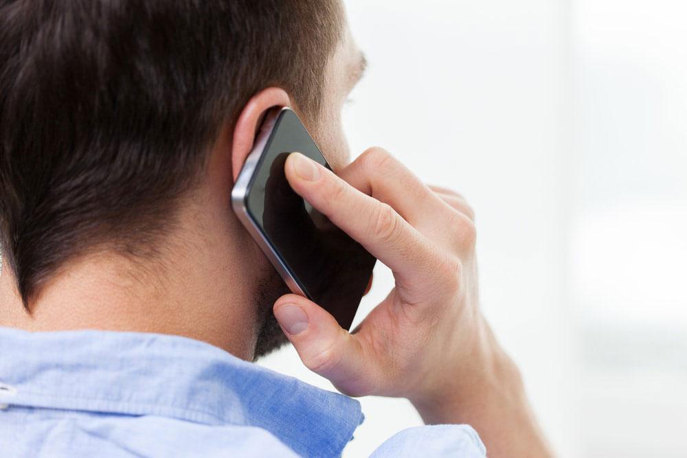 Đứng lên, vận động đi lại bất cứ khi nào có cơ hội, ngay cả khi đang nghe điện thoại. Ảnh SHUTTERSTOCK