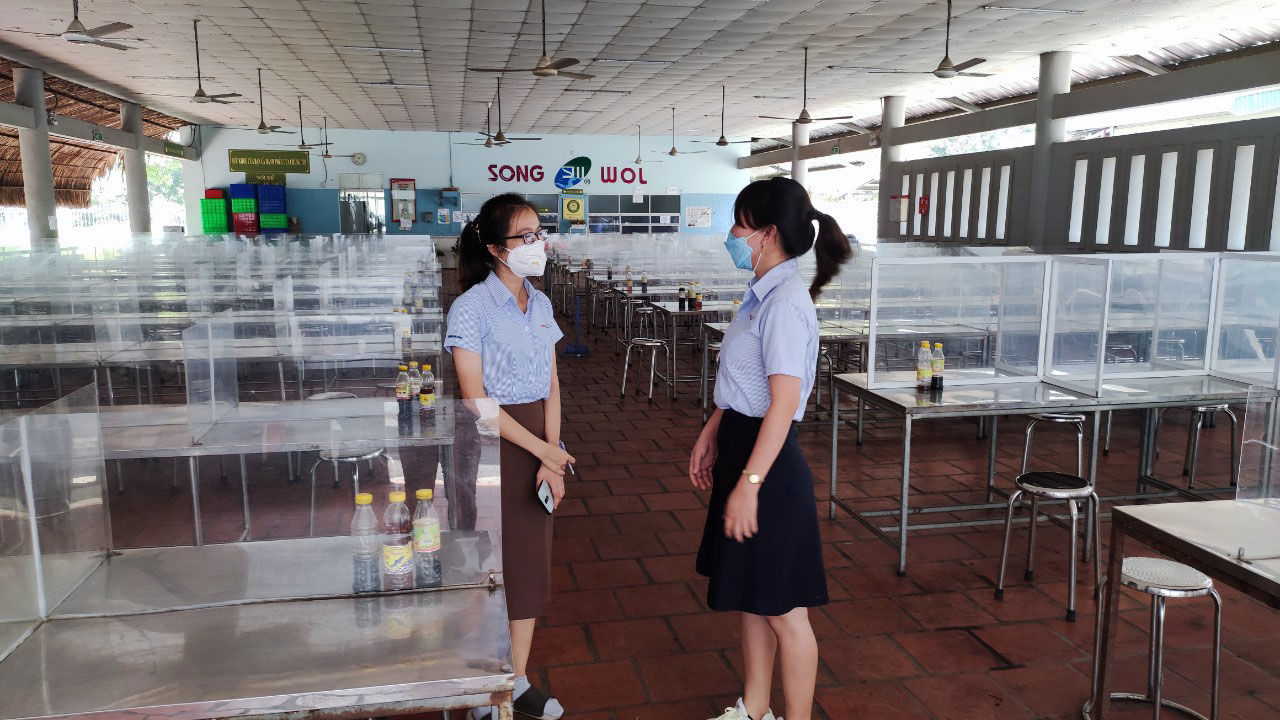 Khu vực nhà ăn tại Công ty Cổ phần Songwol Vina bố trí vách ngăn, giờ ăn cũng được chia ca để đề phòng nguy cơ dịch bệnh