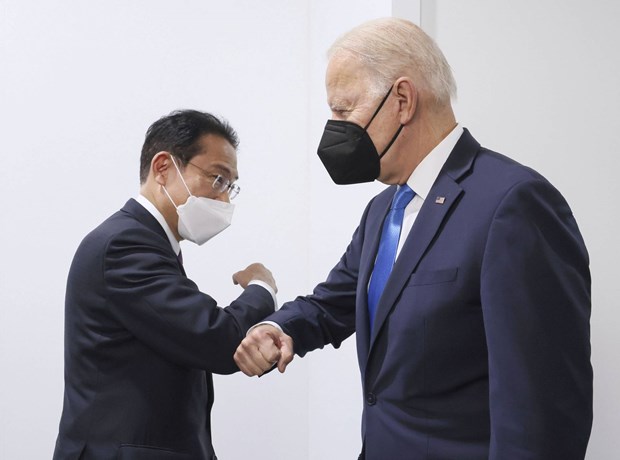 Thủ tướng Nhật Bản Fumio Kishida và Tổng thống Mỹ Joe Biden bên lề hội nghị thượng đỉnh COP26. (Ảnh: Kyodo)