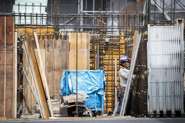 Công nhân làm việc tại một công trường xây dựng ở Tokyo, Nhật Bản. (Ảnh: AFP/TTXVN)
