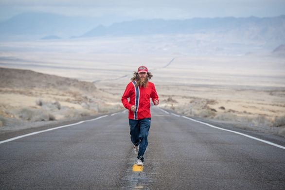 Rob Pope hóa trang giống như Forrest Gump trên hành trình chạy xuyên nước Mỹ - Ảnh: The Guardian