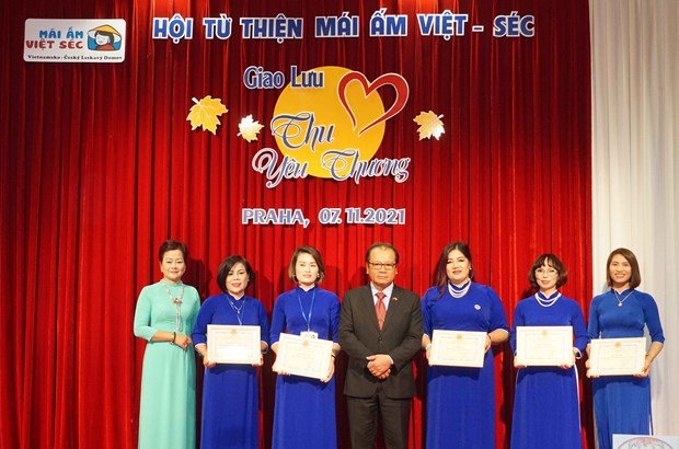 Vietnamese charity in Czech Republic supports the disadvantaged Vietnamese Ambassador to the Czech Republic Thai Xuan Dung (centre) presents certificates of merit to outstanding members of the charity. (Photo: VNA)