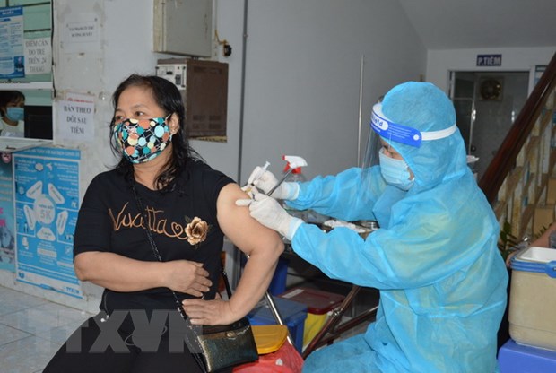 Người dân phường 1, thành phố Cao Lãnh, tỉnh Đồng Tháp được tiêm vaccine phòng COVID-19. (Ảnh: Nhựt A/TTXVN)