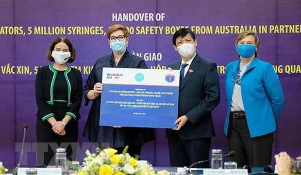 Bộ trưởng Bộ Y tế Nguyễn Thanh Long tiếp nhận thiết bị dây chuyền lạnh và vật tư tiêm chủng do Chính phủ Australia và UNICEF hỗ trợ. (Ảnh: TTXVN phát)