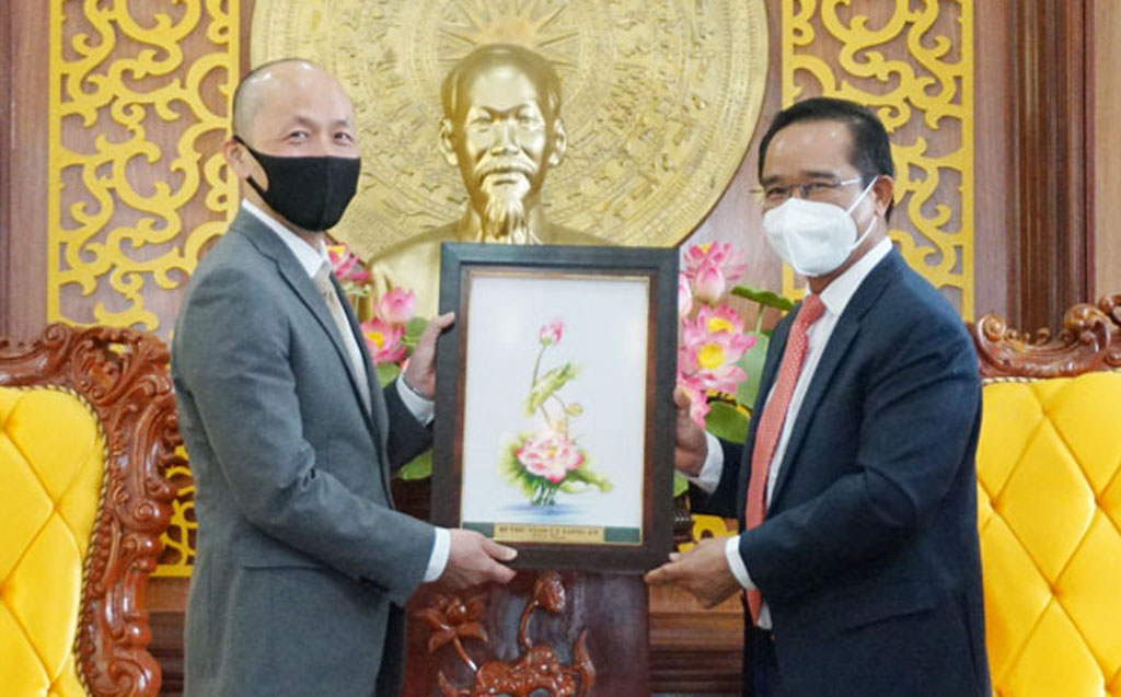 Secretary of the Provincial Party Committee, Chairman of the Provincial People's Council - Nguyen Van Duoc (R) presents souvenirs to the delegation