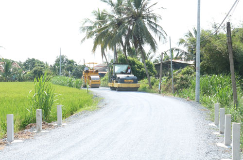 Tan An City strives to disburse public investment capital in 2021 as planned (In the photo: Huynh Thi Lung Road, Nhon Thanh Trung commune - one of the investment projects in 2021 of Tan An City, is being completed) 