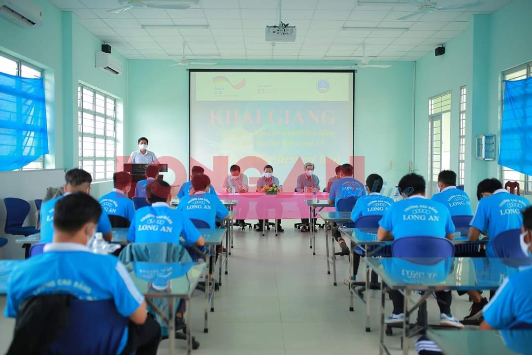 Long An College - the main campus organizes the opening of free vocational training classes for workers unemployed due to Covid-19