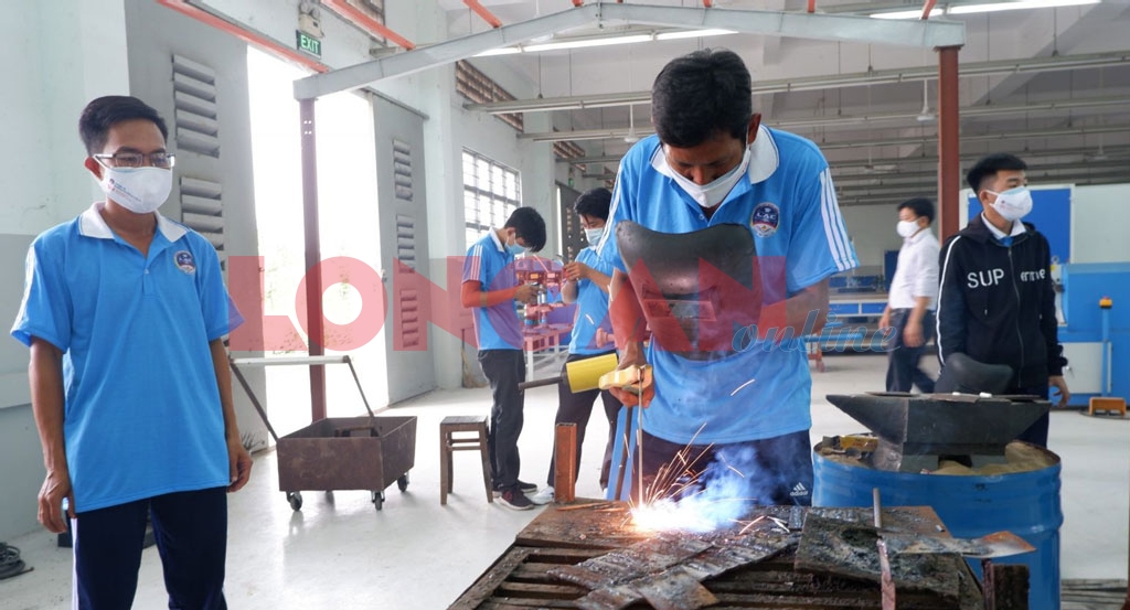 Workers unemployed due to Covid-19 participate in vocational training at Long An College - main campus