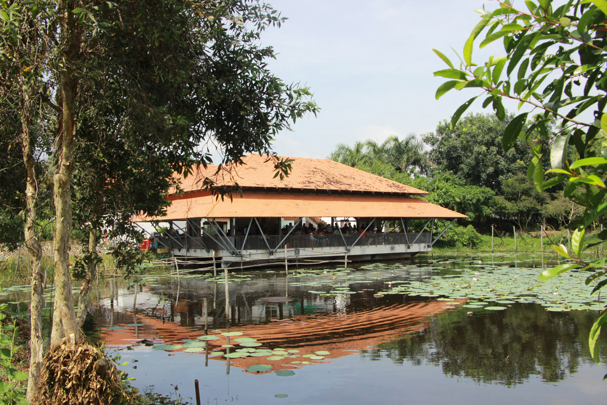 The restaurant designed on the lake, serving country-style dishes at Tan Lap Floating Village Tourist Area is also one of the tourist attractions