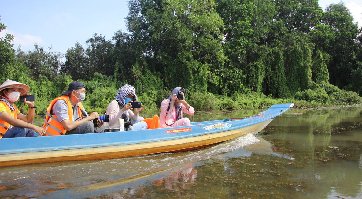 After the pandemic, Long An promotes advertisement to revive tourism (Photo: Reporters, leaders of travel companies from Ho Chi Minh City participated in a survey in Long An)
