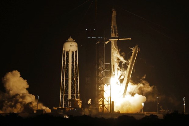 Tên lửa đẩy Falcon 9 ráp nối với tàu vũ trụ Endurance của SpaceX rời bệ phóng. (Nguồn: Reuters)