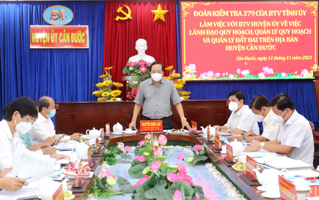 Vice Chairman of the Provincial People's Committee - Nguyen Minh Lam speaks at the meeting with Can Duoc district