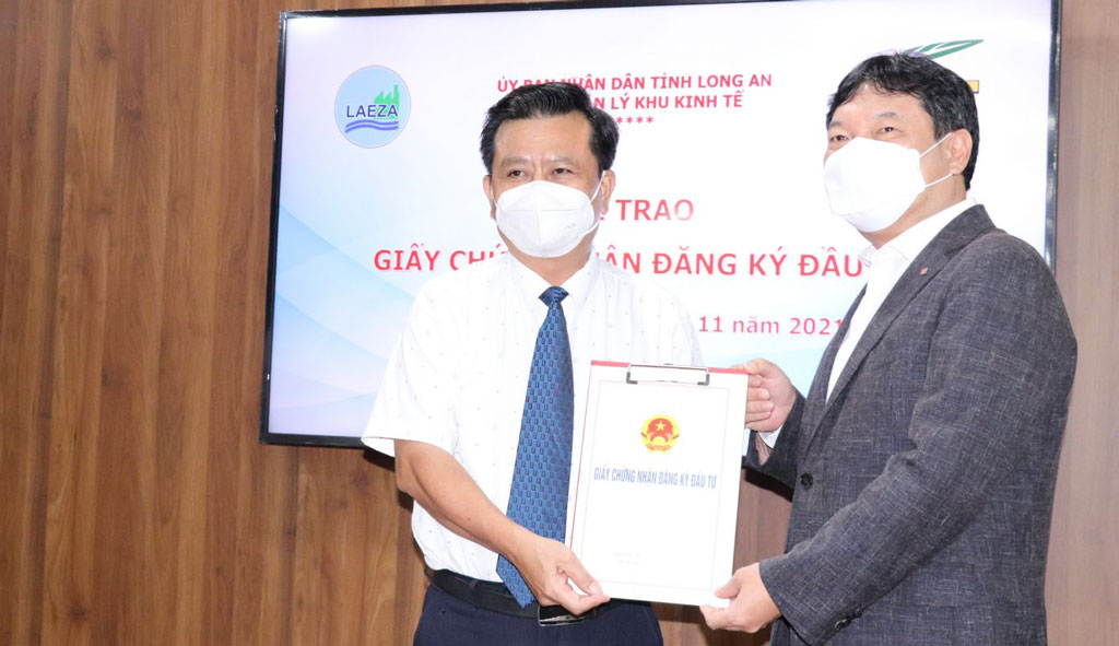 Head of the LAEZA - Nguyen Thanh Thanh (L) and General Director of Lotte E&C Vietnam - Jun Sung Ho carry out the procedures on implementing the project 