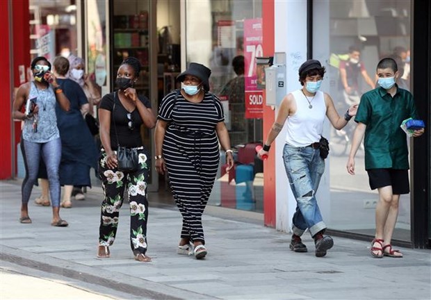 Người dân đeo khẩu trang phòng dịch COVID-19 tại Brussels, Bỉ . (Ảnh: AFP/TTXVN)