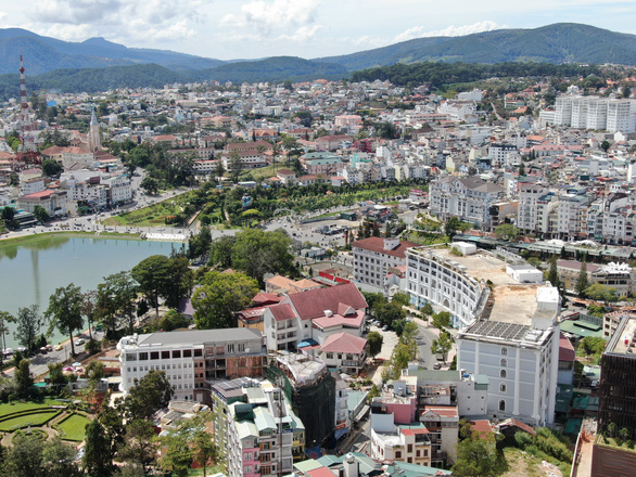 Đà Lạt sẽ là thành phố gì? Trung tâm Đà Lạt với hàng loạt công trình cao tầng, có khối tích lớn, khi xây dựng cơ quan chức năng xác định là những công trình điểm nhấn. Theo quy hoạch sắp tới, sẽ có 2 công trình cực lớn có số tầng (nổi trên mặt đất) 5-10 tầng (ảnh chụp năm 2019) - Ảnh: M.VINH