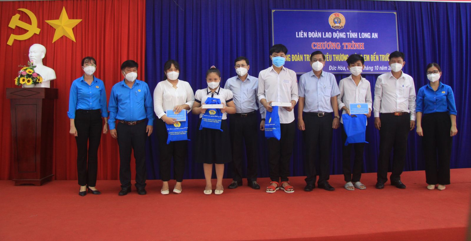 Chủ tịch Liên đoàn Lao động tỉnh - Nguyễn Văn Quí trao máy tính cho học sinh