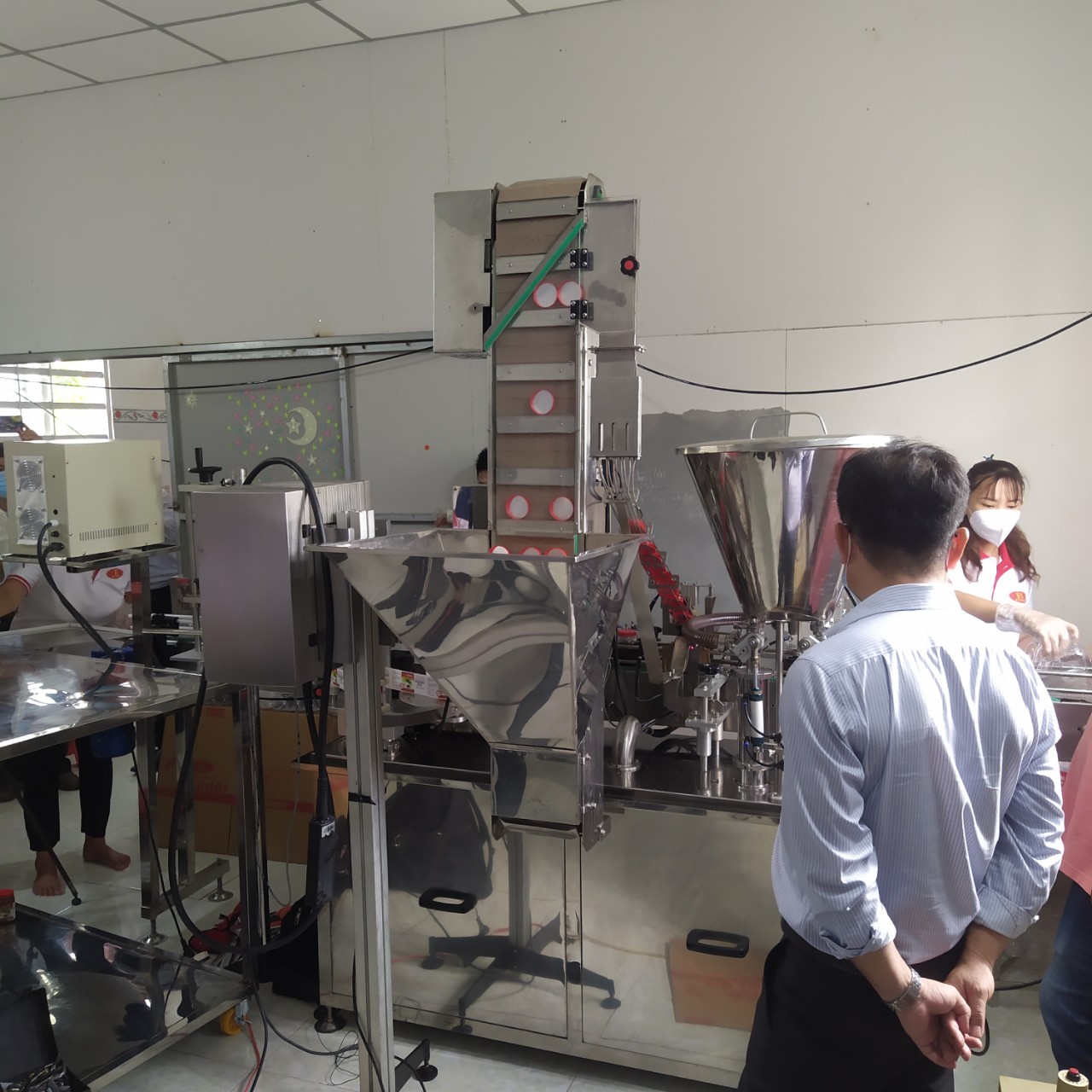 Long An: Local industry promotion funds support automatic filling and packing lines of shrimp paste for Ba Buoi business households Automatic filling and packing machine with capacity 175 - 200 kilos per hour
