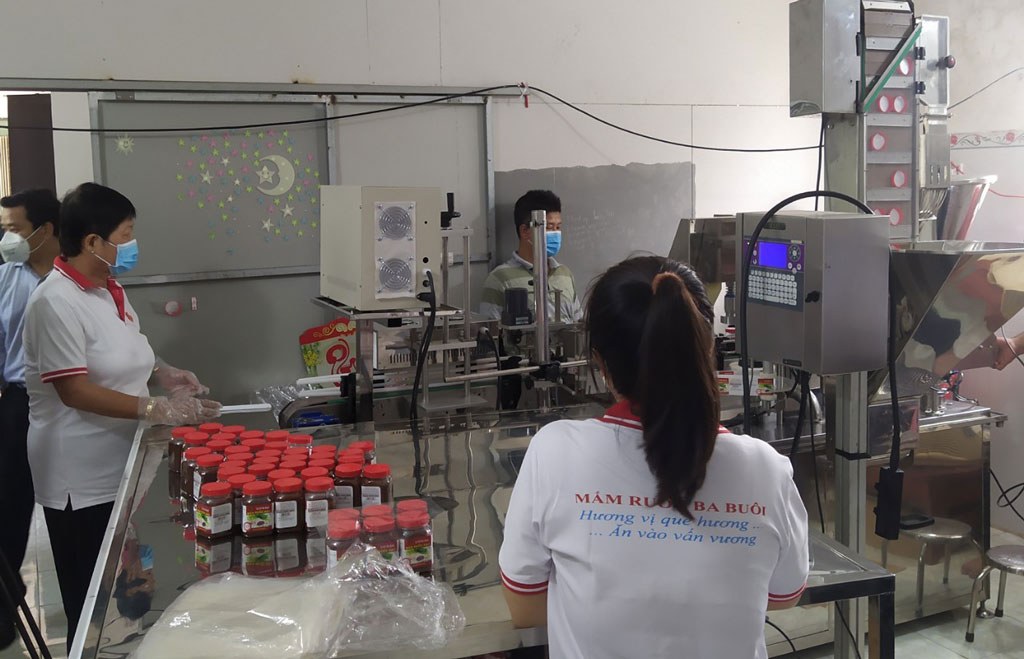 Long An: Local industry promotion funds support automatic filling and packing lines of shrimp paste for Ba Buoi business households Automatic shrimp paste filling line