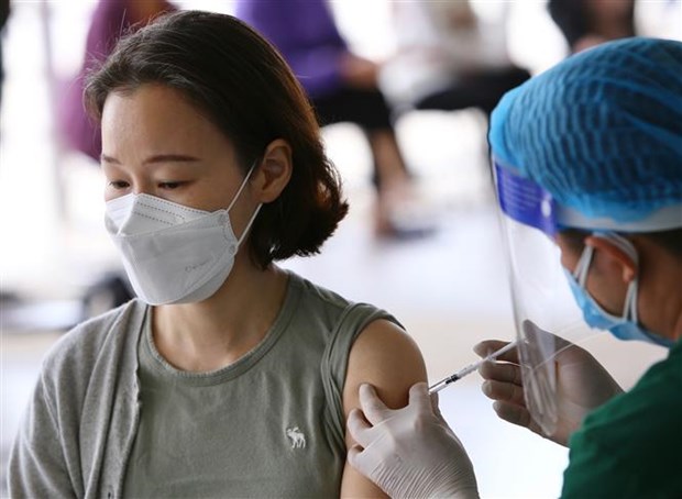 Tiêm vaccine phòng COVID-19 cho người nước ngoài tại quận Nam Từ Liêm (Hà Nội). (Ảnh: Hoàng Hiếu/TTXVN)