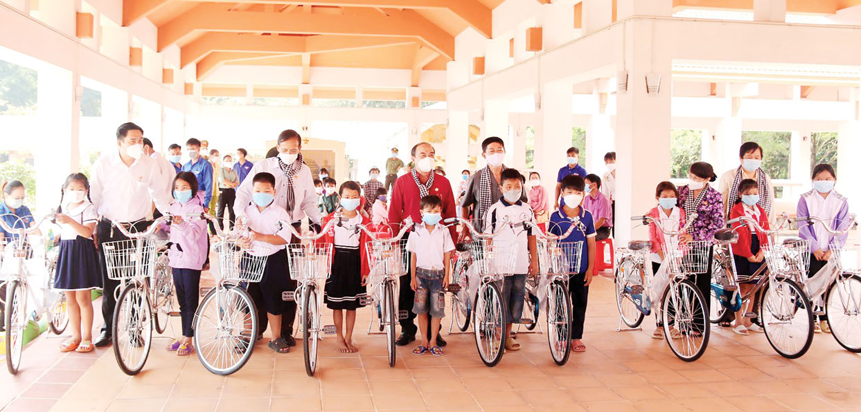 Tặng xe đạp cho học sinh có hoàn cảnh khó khăn ở huyện Đức Huệ nhân dịp họp mặt kỷ niệm 91 năm Ngày truyền thống MTTQ Việt Nam (Ảnh: Nguyễn Dung)