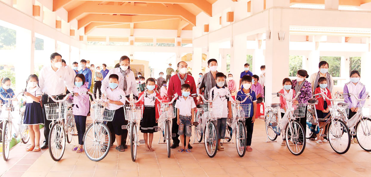 Khối đại đoàn kết toàn dân tộc: Sức mạnh vô địch xây dựng và bảo vệ Tổ quốc Tặng xe đạp cho học sinh có hoàn cảnh khó khăn ở huyện Đức Huệ nhân dịp họp mặt kỷ niệm 91 năm Ngày truyền thống MTTQ Việt Nam (Ảnh: Nguyễn Dung)