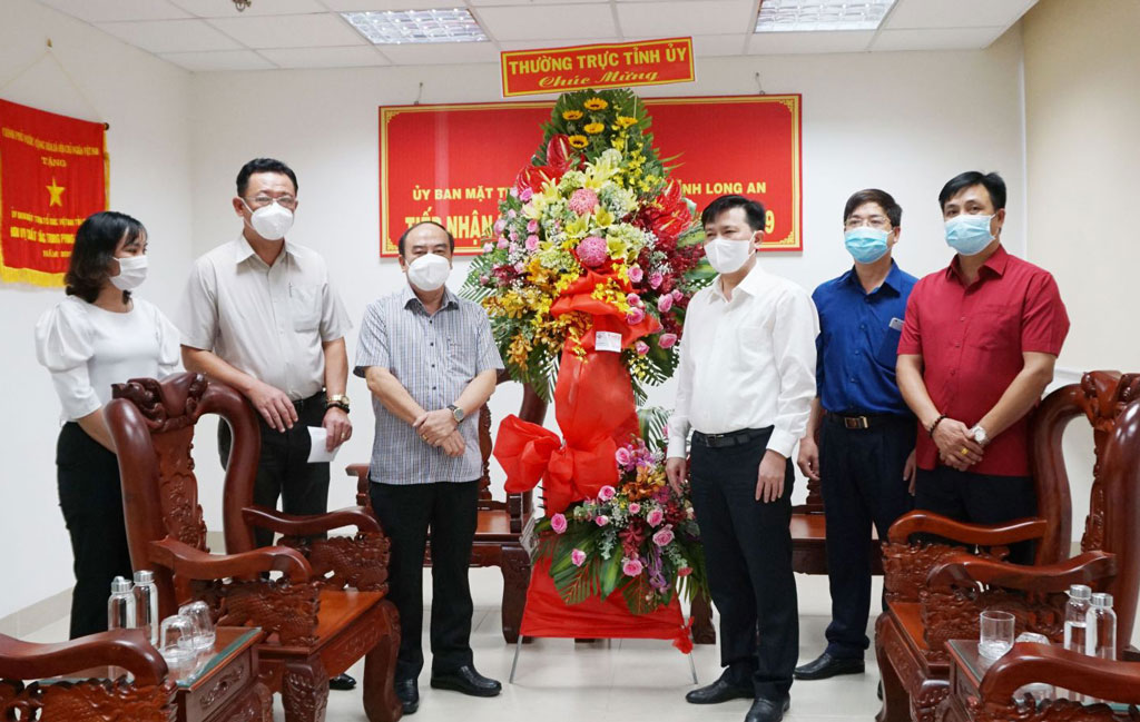 Standing Deputy Secretary of the Provincial Party Committee - Nguyen Thanh Hai (3rd, R) visits and congratulates the Vietnamese Fatherland Front’s Traditional Day