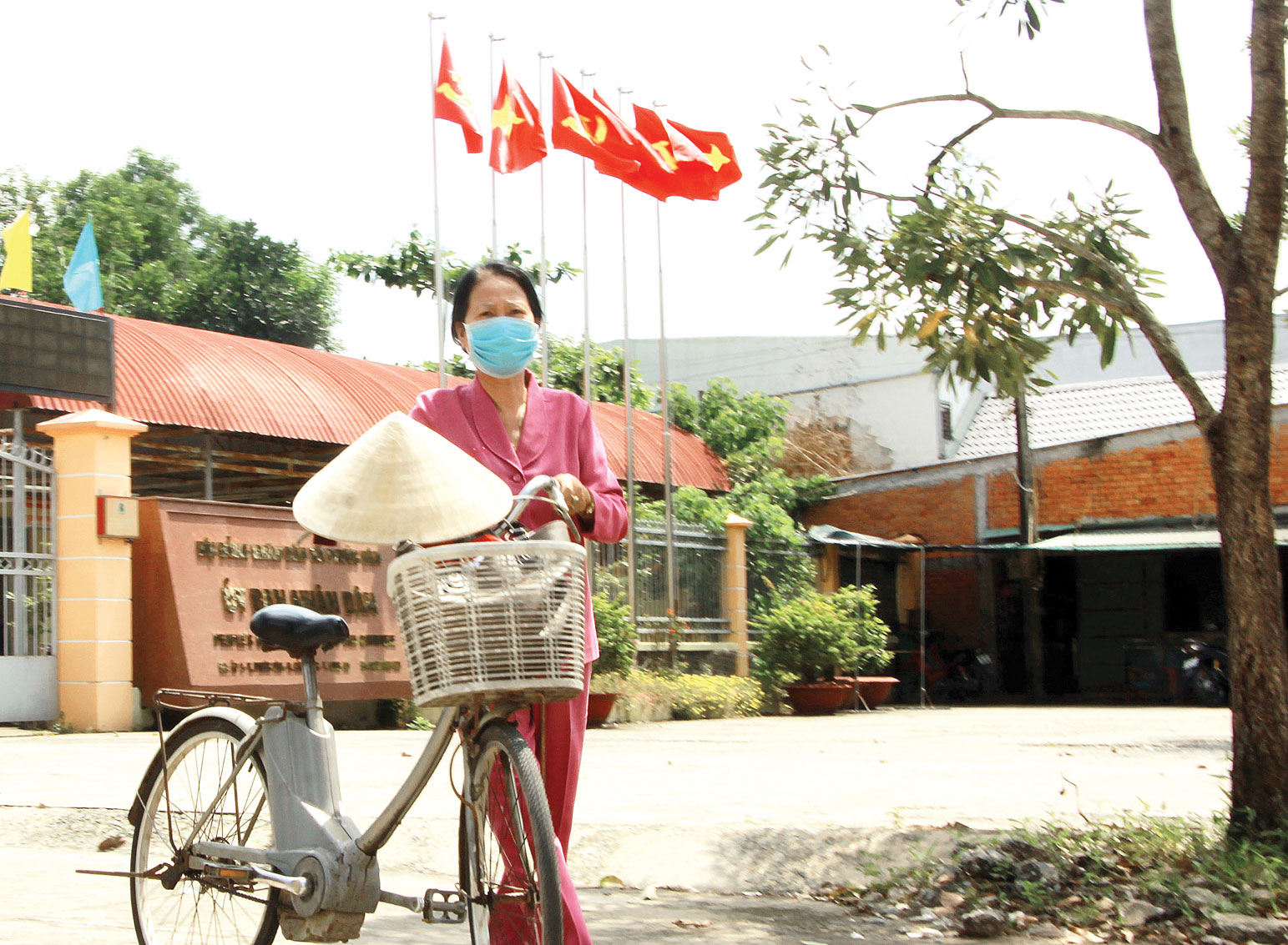 Hình ảnh nữ giáo viên về hưu Lương Thị Lệ Ẩn với chiếc xe đạp đi khắp các ngõ trong ấp  đã trở nên quen thuộc ở xã Phước Vân