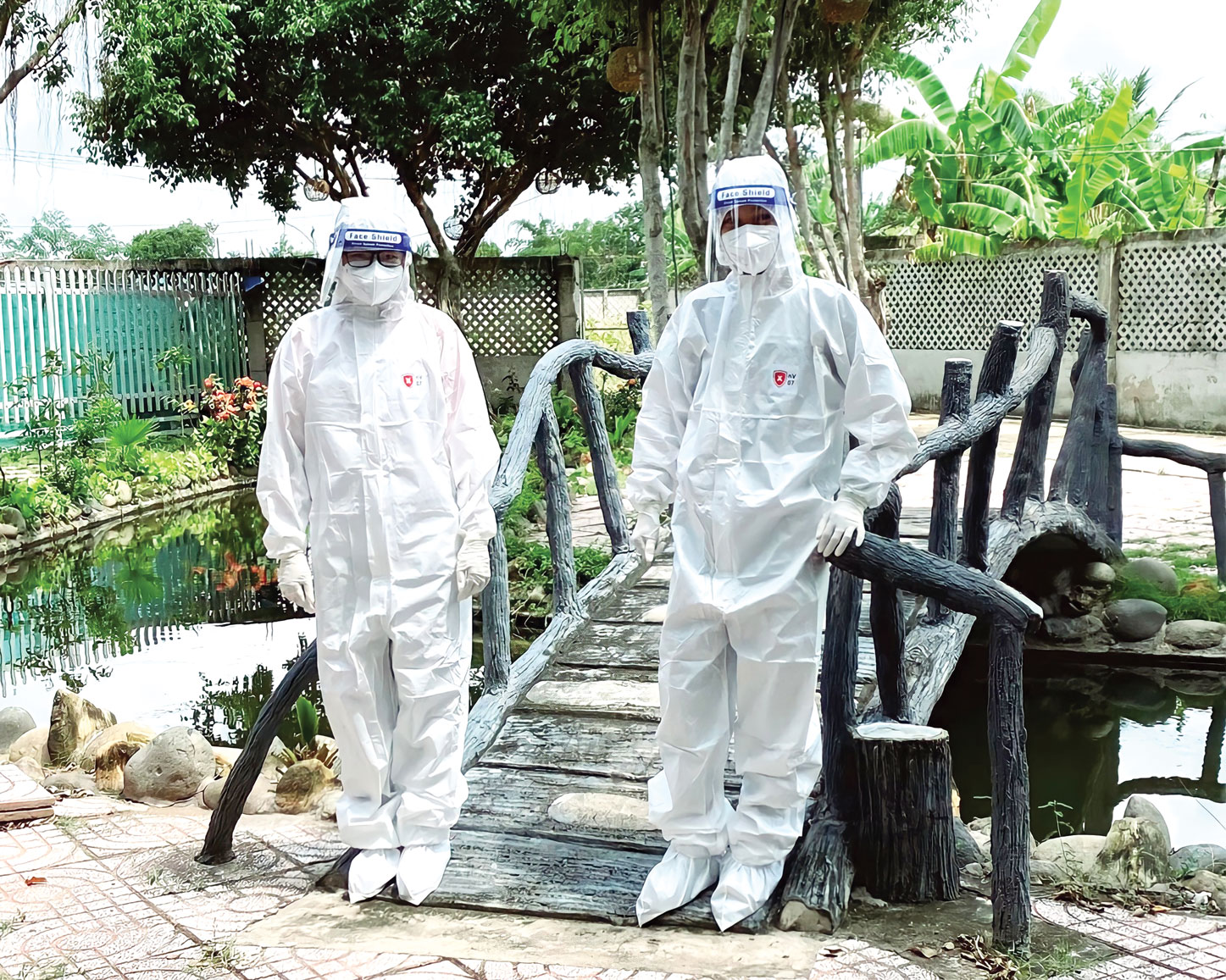 Nhiều tháng qua, cô Nguyễn Thị Hồng Liên (bên phải) đồng hành cùng đội tiêm vắc-xin phòng Covid-19 của huyện Bến Lức
