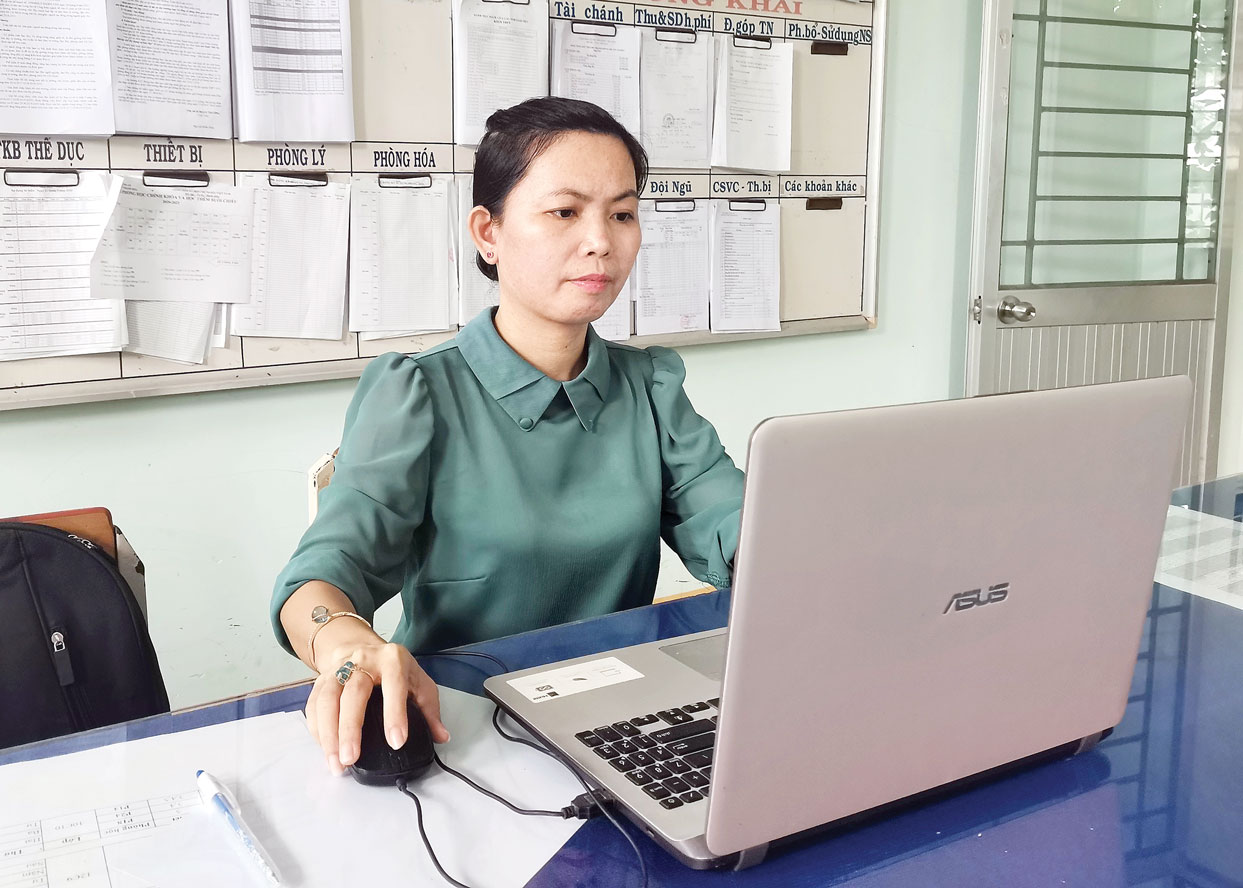 Cô Võ Thị Cẩm Loan chuẩn bị giáo án online trong đợt dịch
