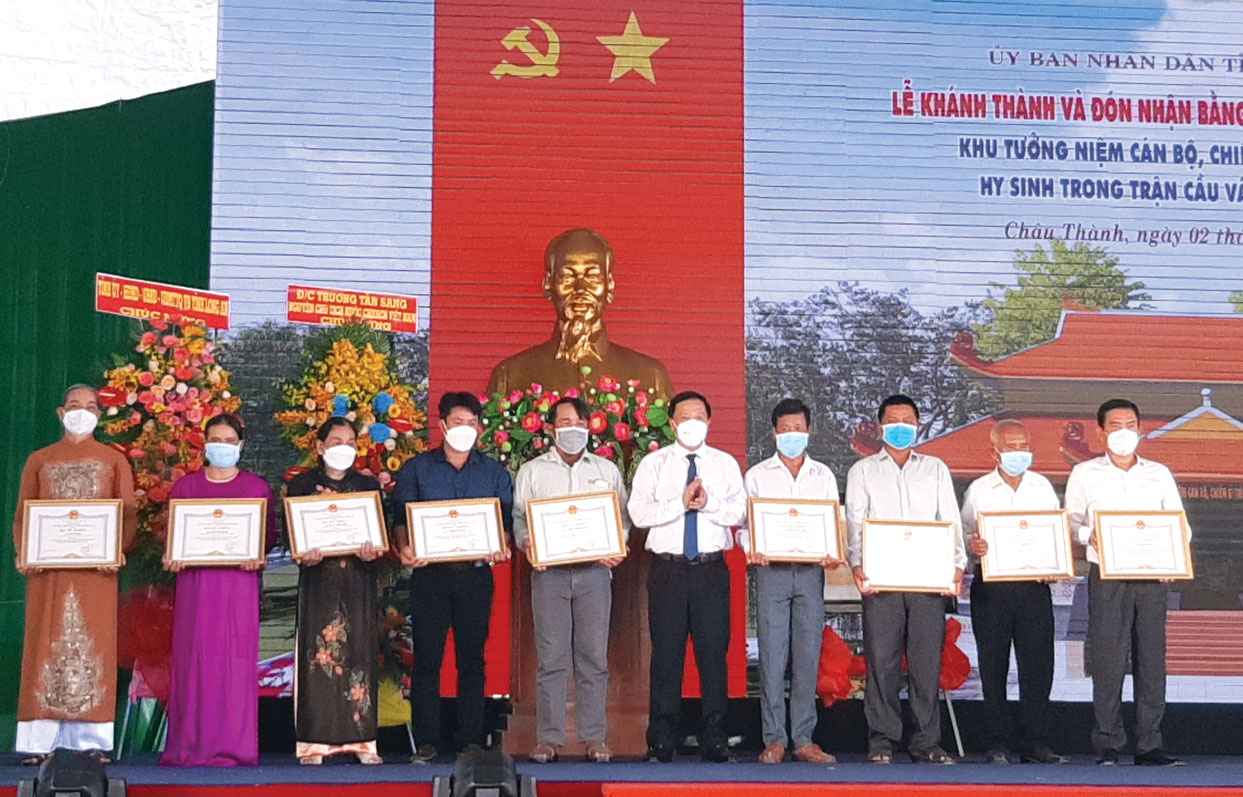 Nghỉ hưu vẫn không thôi cống hiến Với sự tận tụy, nhiệt tình của chủ tịch, phó chủ tịch Hội Cựu giáo chức cấp huyện, xã ở Châu Thành, công tác chăm sóc đời sống vật chất và tinh thần của hội viên, giúp đỡ học sinh khó khăn,... được thực hiện tốt (Ảnh do Huyện hội cung cấp)