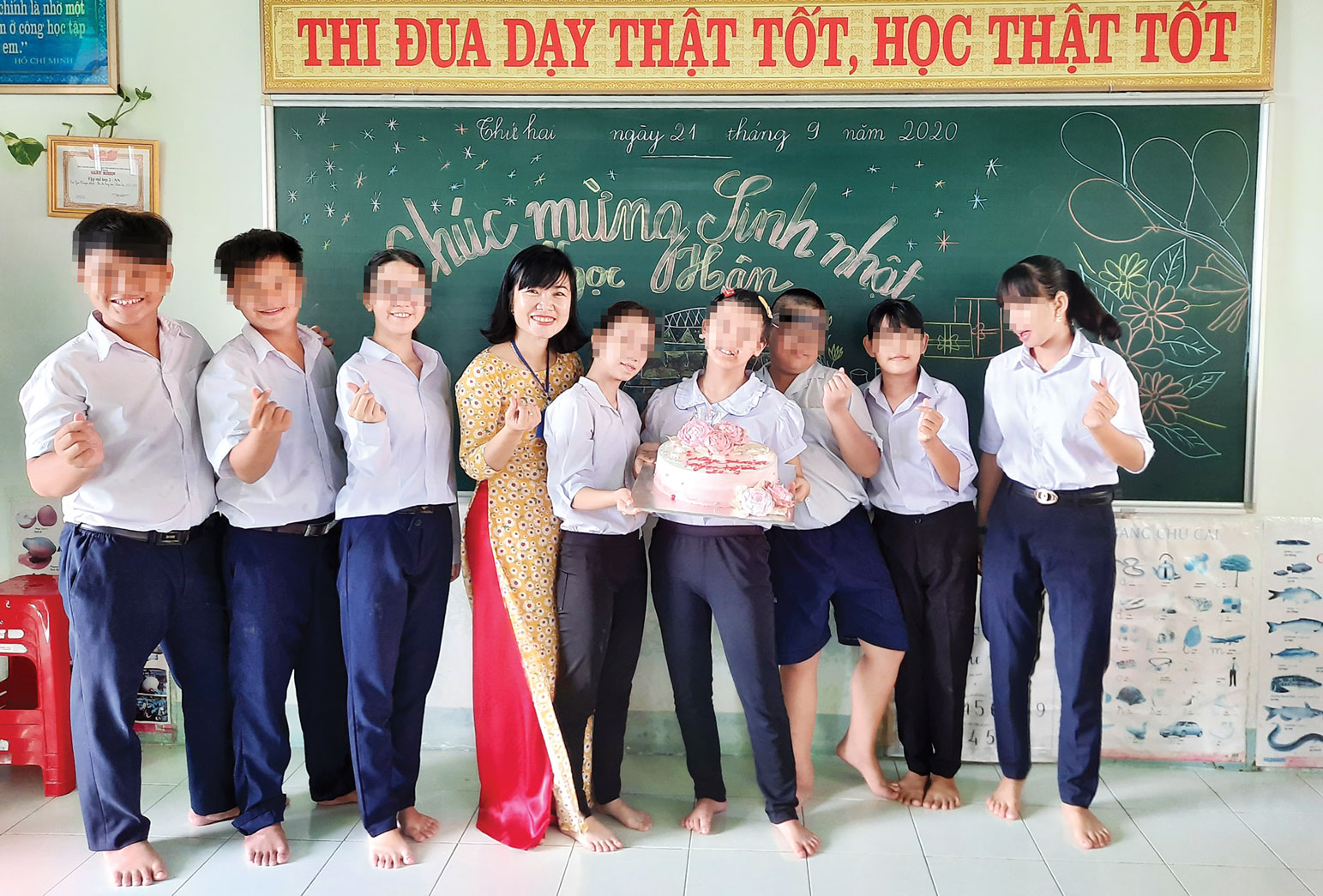Những 'người mẹ' đặc biệt của trẻ em khuyết tật Chính vì sự gắn kết, gần gũi giữa cô và trò mà các em rất quý mến và tôn trọng cô Bùi Thị Kim Huệ, xem cô như “người mẹ thứ 2” của mình