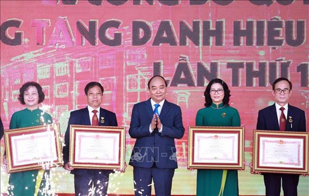 State leader attends opening ceremony of new school year at National University of Agriculture President Nguyen Xuan Phuc (centre) presents the Meritorious Teacher title to 12 lecturers of the Vietnam National University of Agriculture at the ceremony on November 20 (Photo: VNA)