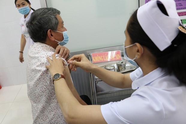 Tiêm vaccine phòng COVID-19 cho người dân tại Bến Tre. (Ảnh: Huỳnh Phúc Hậu/TTXVN)