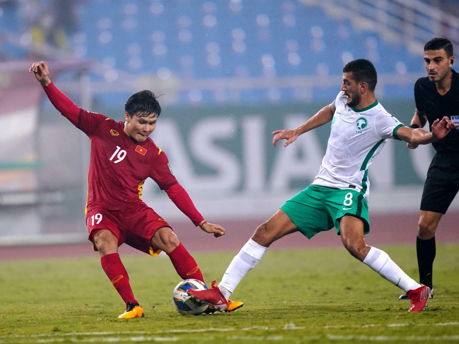 Quang Hải (trái) cùng tuyển Việt Nam quyết bảo vệ ngôi vô địch AFF Cup. Ảnh ĐỘC LẬP