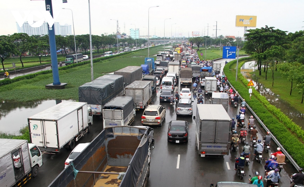 Giá xăng dầu tăng gây khó khăn không chỉ cho các doanh nghiệp vận tải mà toàn bộ người tham gia giao thông đều bị ảnh hưởng (ảnh: Hà Khánh)