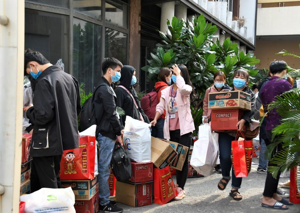 Dịch như thế này, năm nay liệu có… tết? Sinh viên nhận hỗ trợ khi ở xa nhà đón tết. Ảnh HOA NỮ