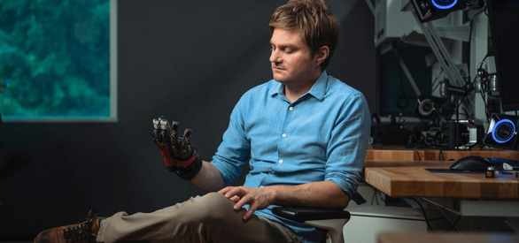 Ông Sean Keller của Meta Reality Labs đang đeo thử mẫu găng tay xúc giác do nhóm ông phát triển - Ảnh: FACEBOOK REALITY LABS